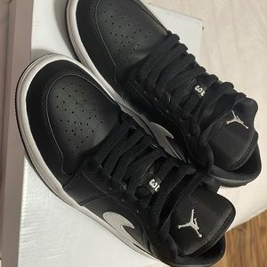 wmns air jordan 1 low, blk and white.